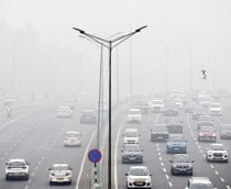 Avenida de Nova Déli coberta por fumaça