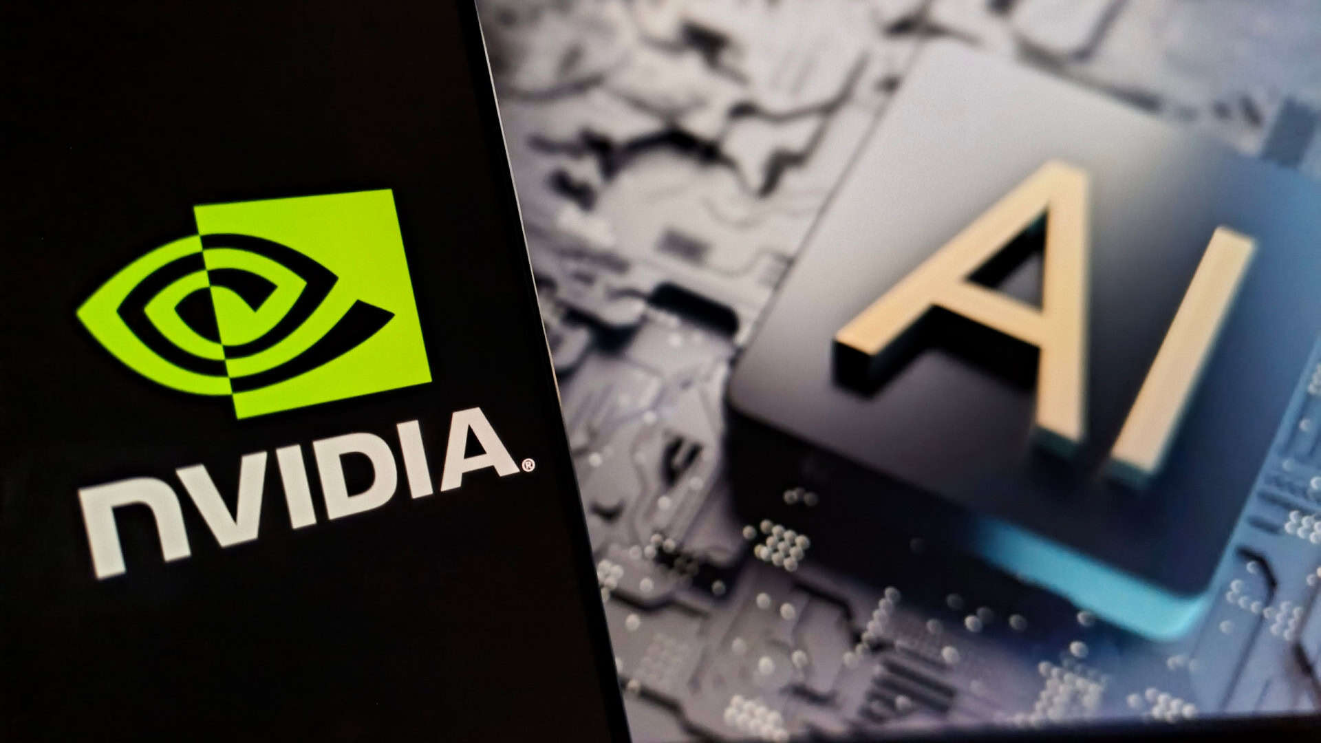 Logo da Nvidia em um smartphone, com uma placa-mãe atrás, cuja CPU leva os dizeres 