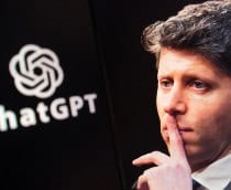 À esquerda, um pouco desfocado, o logo da OpenAI/ChatGPT; à direita, imagem de Sam Altman pensativo e com um dedo em sinal de silêncio na frente da boca
