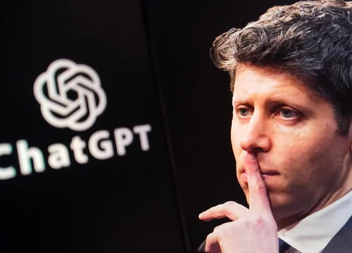 À esquerda, um pouco desfocado, o logo da OpenAI/ChatGPT; à direita, imagem de Sam Altman pensativo e com um dedo em sinal de silêncio na frente da boca