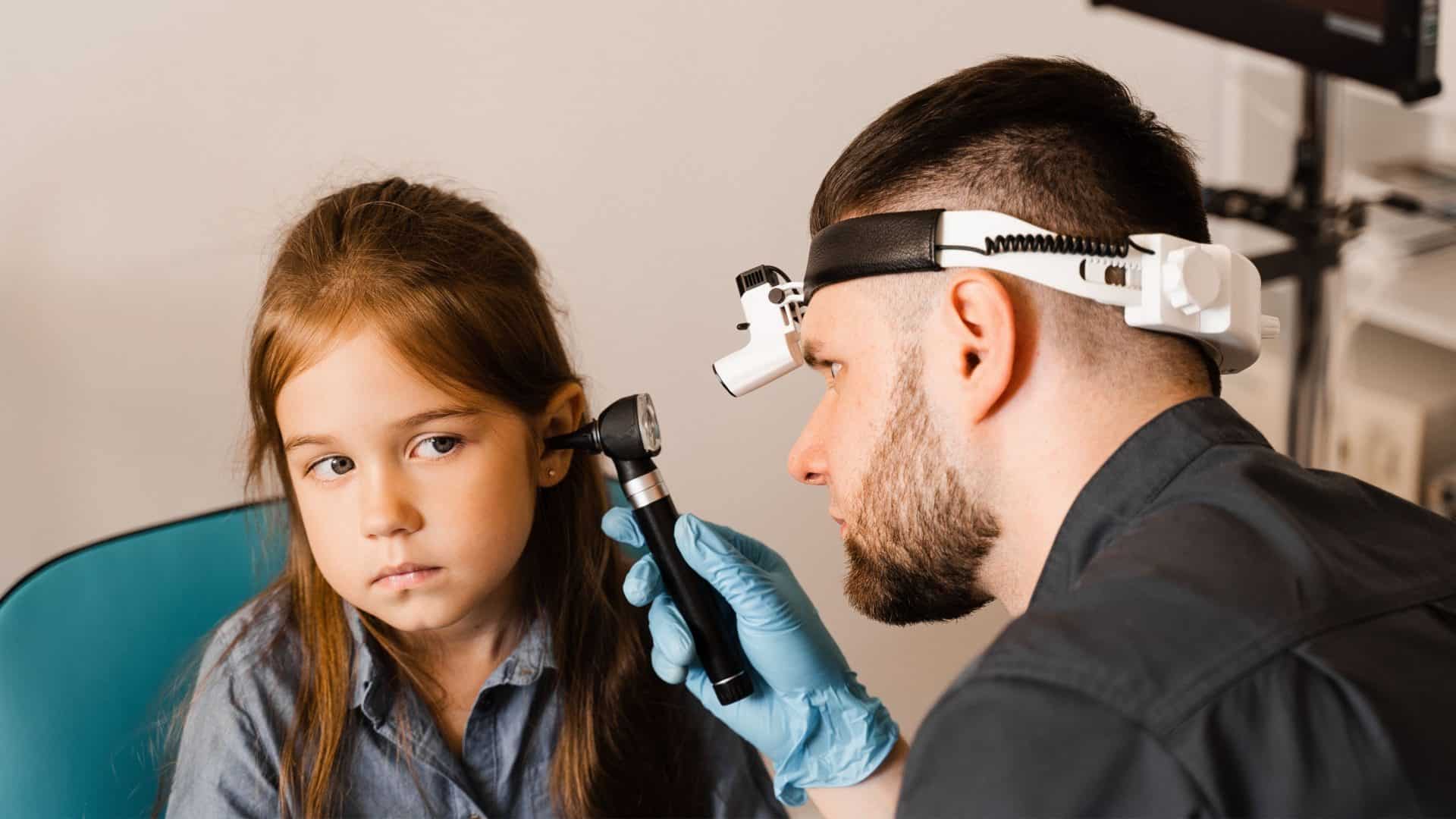 Otoscopia em ouvido de criança com otoscópio