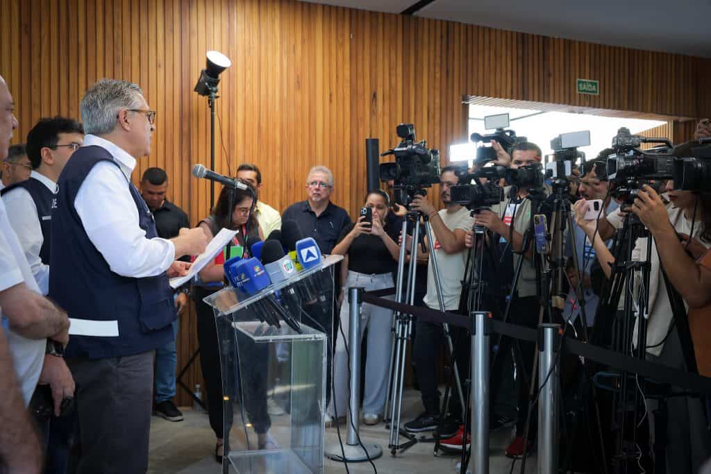 Anvisa libera importação de antídoto para intoxicação por metanol A Agência Nacional de Vigilância Sanitária (Anvisa) autorizou a importação excepcional de 2,6 mil frascos de Fomepizol, usado como antídoto nos casos de intoxicação por metanol. O pedido foi feito pelo Ministério da Saúde e a importação será feita via Organização Pan-Americana da Saúde (OPAS), sendo 2,5 mil frascos adquiridos pelo governo federal e 100 frascos doados pelo fabricante, com entrega prevista até o final da próxima semana. padilha coletiva