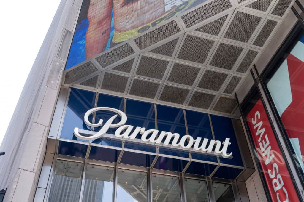Logo da Paramount em fachada