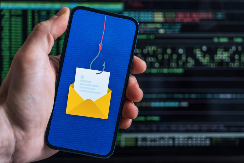 Phishing por e-mail, alerta de segurança e conceito de crime cibernético na tela de um smartphone