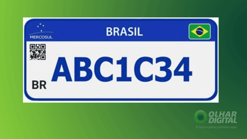 Placas Mercosul com borda e caracteres azuis sobre fundo branco