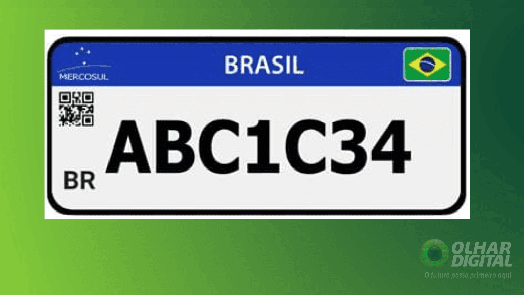Placas Mercosul com fundo branco e caracteres pretos.