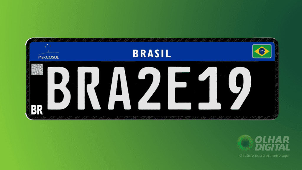 Placas Mercosul com fundo preto e caracteres brancos