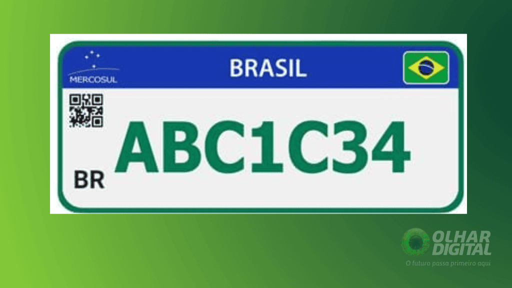 Placas Mercosul com borda e caracteres verdes sobre fundo branco