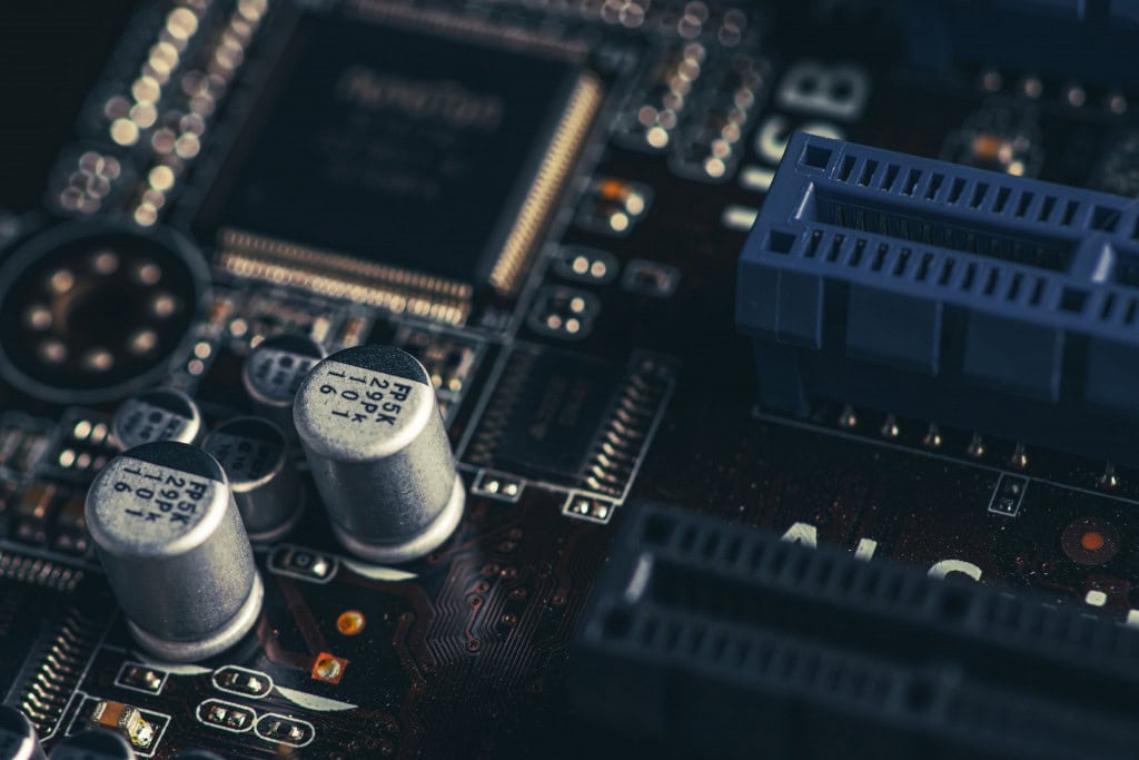 Close-up de uma placa-mãe de computador para jogos, VRM, circuito de alimentação da CPU na placa-mãe, mosfets, capacitores de estado sólido, indutores, transistores de efeito de campo, 