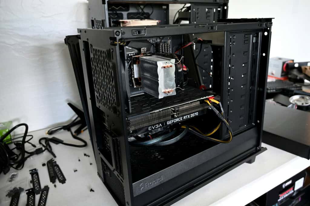 Imagem de um close-up de uma placa de vídeo com o logo "GEFORCE RTX"