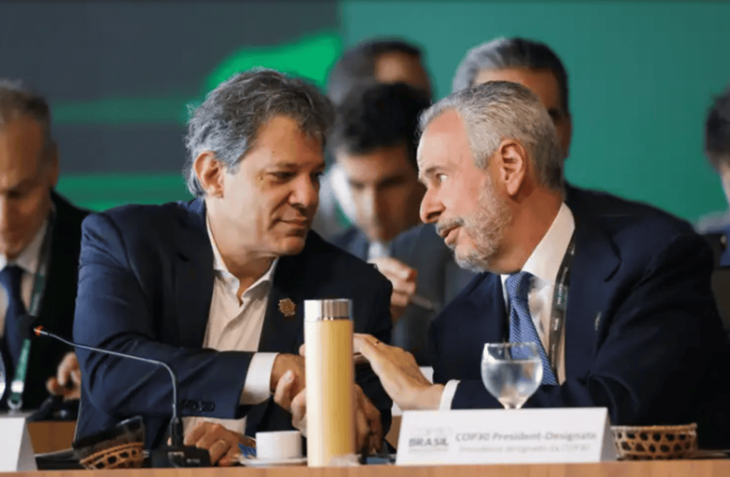Fernando Haddad e o presidente da COP30, embaixador André Corrêa do Lago, participam da abertura da Pré-COP30 - Fabio Rodrigues-Pozzebom/ Agência Brasil