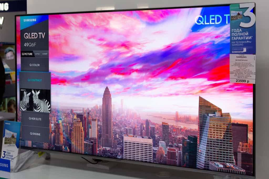 Imagem mostra televisores Samsung em loja de eletrônicos Hi-tech
