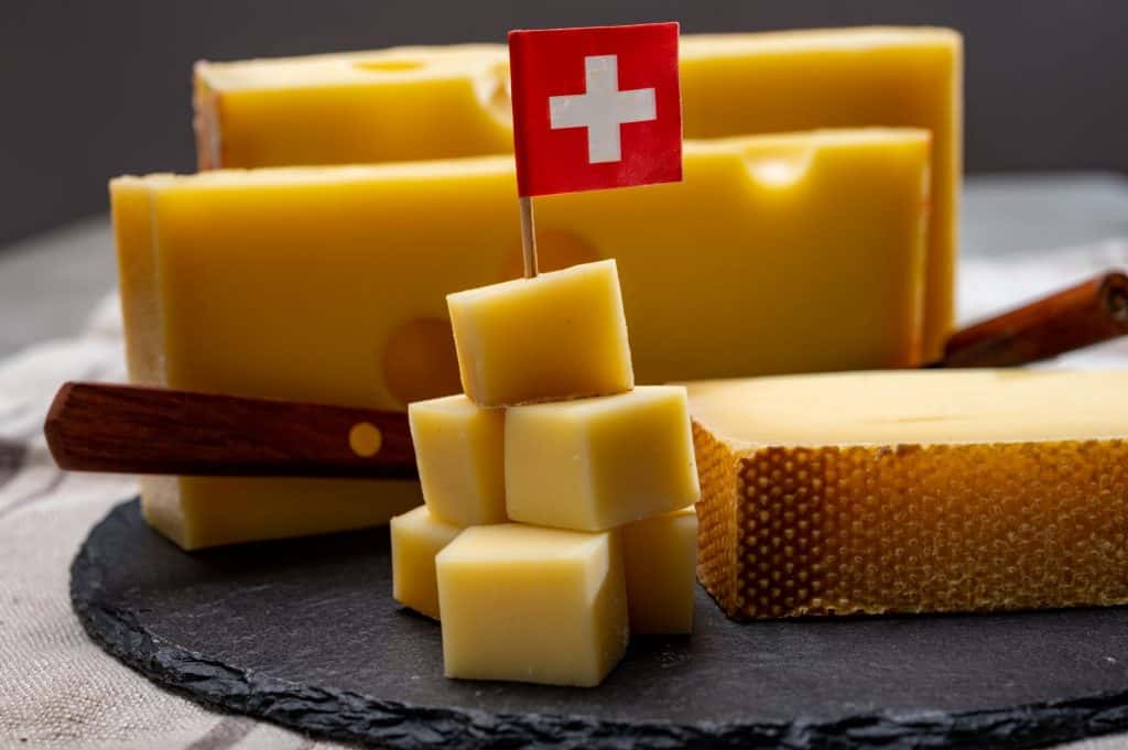 Como a ciência desvendou a origem dos buracos do queijo suíço Por mais de um século, os cientistas tentaram decifrar um dos mistérios mais saborosos da Suíça: de onde vêm os buracos do queijo suíço, do tipo emmental? No início do século XX, acreditava-se que eles surgiam durante a fermentação, quando bactérias liberavam dióxido de carbono e formavam bolhas na massa do queijo. Como a ciência desvendou a origem dos buracos do queijo suíço