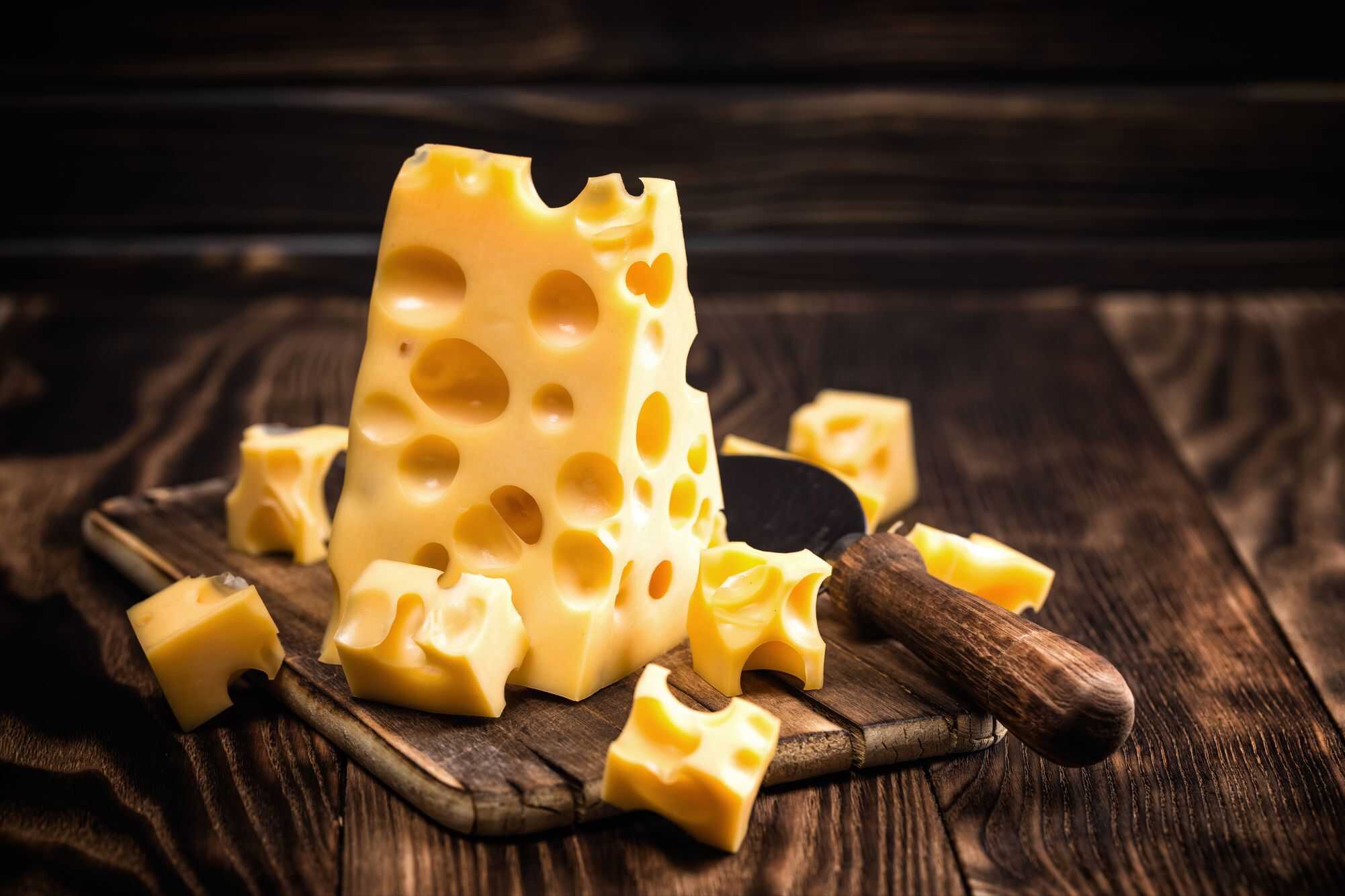 Como a ciência desvendou a origem dos buracos do queijo suíço