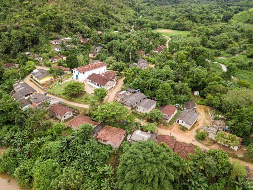 Financiamento climático no Brasil é desigual e injusto, aponta relatório A agenda climática do Brasil aprofunda desigualdades raciais, de gênero e territoriais, colocando em risco populações historicamente mais vulneráveis. Essa é a conclusão do relatório “Encruzilhada Climática – Um Retrato das Desigualdades Brasileiras”, divulgado pela Oxfam — confederação global de organizações que combate a pobreza e a desigualdade por meio de campanhas, projetos de desenvolvimento e ajuda humanitária. O documento analisou diversos indicadores sociais e econômicos, políticas nacionais e o orçamento federal entre 2023 e 2025. quilombo