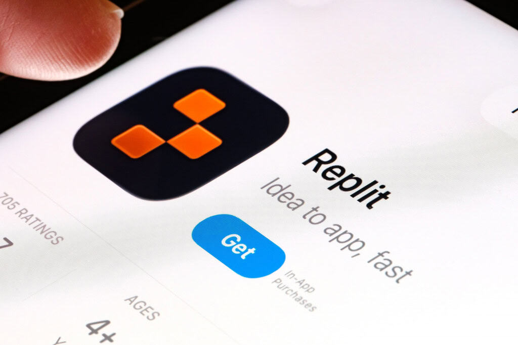 Logo do Replit na App Store sendo exibido em um iPhone