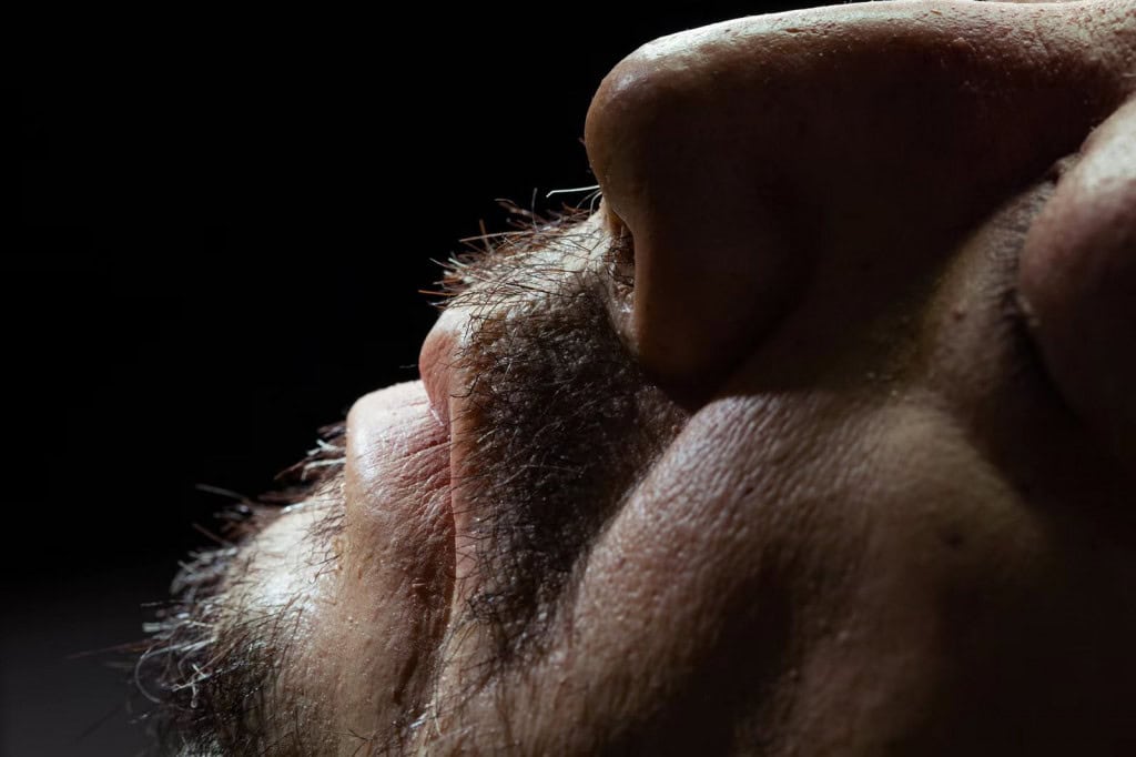 Detalhe de um rosto de robô com barba