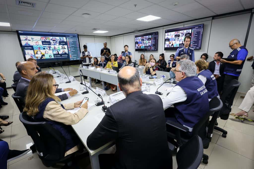 Anvisa libera importação de antídoto para intoxicação por metanol A Agência Nacional de Vigilância Sanitária (Anvisa) autorizou a importação excepcional de 2,6 mil frascos de Fomepizol, usado como antídoto nos casos de intoxicação por metanol. O pedido foi feito pelo Ministério da Saúde e a importação será feita via Organização Pan-Americana da Saúde (OPAS), sendo 2,5 mil frascos adquiridos pelo governo federal e 100 frascos doados pelo fabricante, com entrega prevista até o final da próxima semana. sala-situacao-metanol