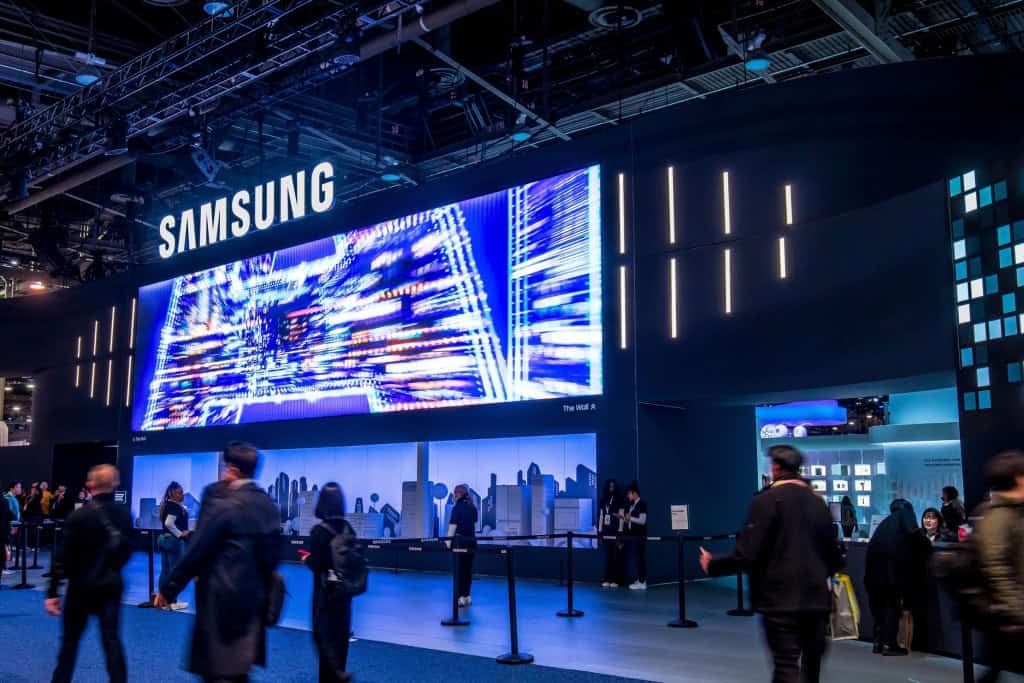 Com parcerias com Tesla e OpenAI, a Samsung prevê lucro recorde e recuperação no setor de chips.