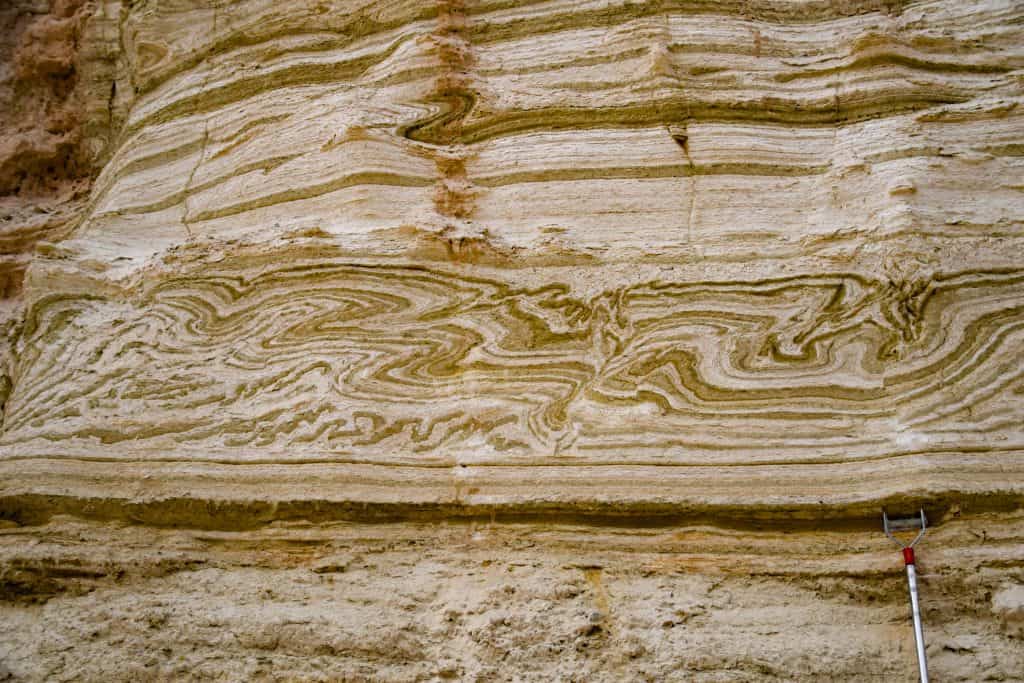 A teoria matemática por trás do formato de estalagmites Visitar uma caverna é uma das experiências mais gratificantes que a natureza nos oferece. É quase como entrar em um portal para o passado, mas que se transforma lentamente — as famosas estalagmites, por exemplo, se formam gota após gota que pinga do teto. E seus formatos variados, de centímetros a metros de altura, tem uma explicação matemática. sedimentos
