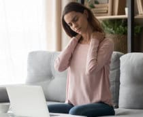 Mulher jovem cansada tocar torcicolo sentindo dor nas costas nas articulações esfregando massageando músculos tensos