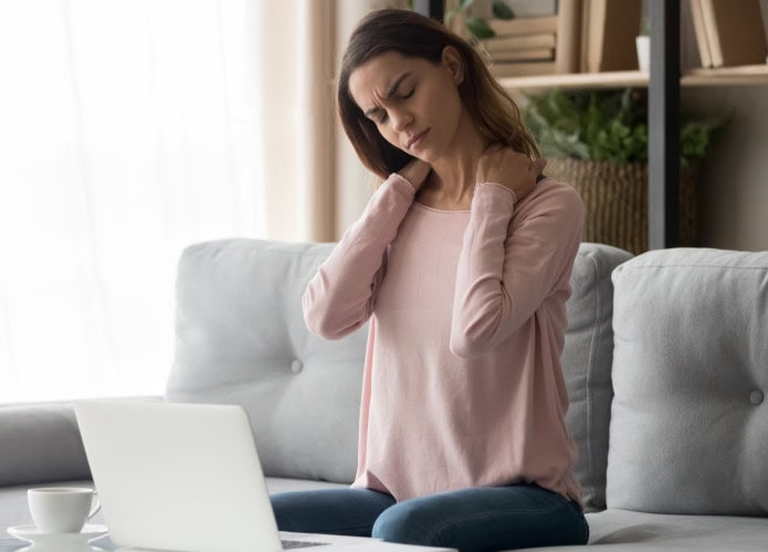 Mulher jovem cansada tocar torcicolo sentindo dor nas costas nas articulações esfregando massageando músculos tensos