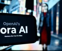 Logo da Open AI com os dizeres Sora 2 em um smartphone