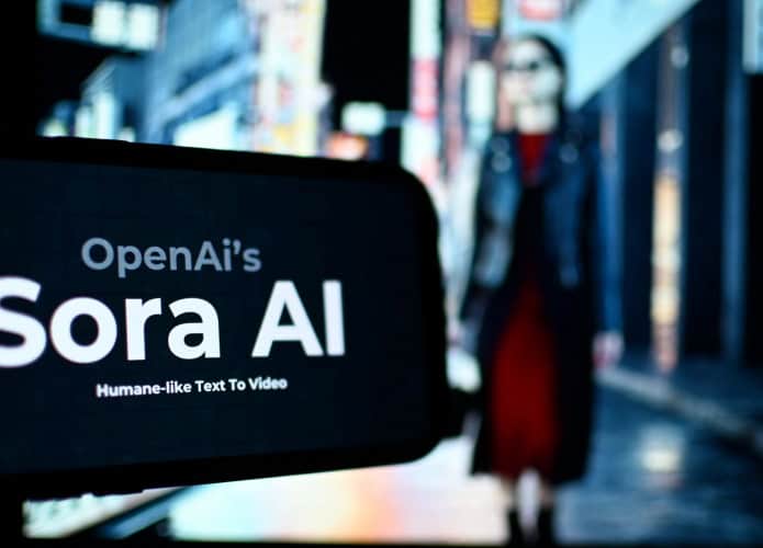 Logo da Open AI com os dizeres Sora 2 em um smartphone
