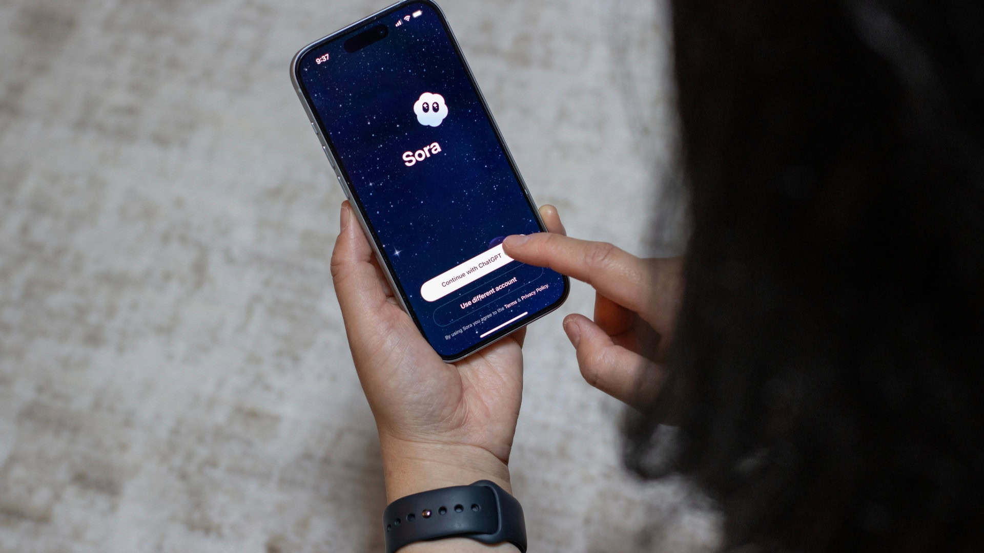 Mulher olhando para o app do Sora em um smartphone que ela está segurando