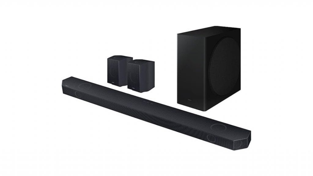 Soundbar da Samsung em oferta tem suporte a Dolby Atmos e Alexa As soundbars modernas são essenciais para quem busca a melhor experiência de áudio em casa: elas reúnem múltiplos alto-falantes, subwoofers e caixas traseiras, oferecendo um som mais envolvente e distribuído em várias direções. Além disso, muitos modelos atuais trazem suporte a formatos de áudio tridimensional e integração com assistentes de voz. Soundbar da Samsung em oferta tem suporte a Dolby Atmos e Alexa