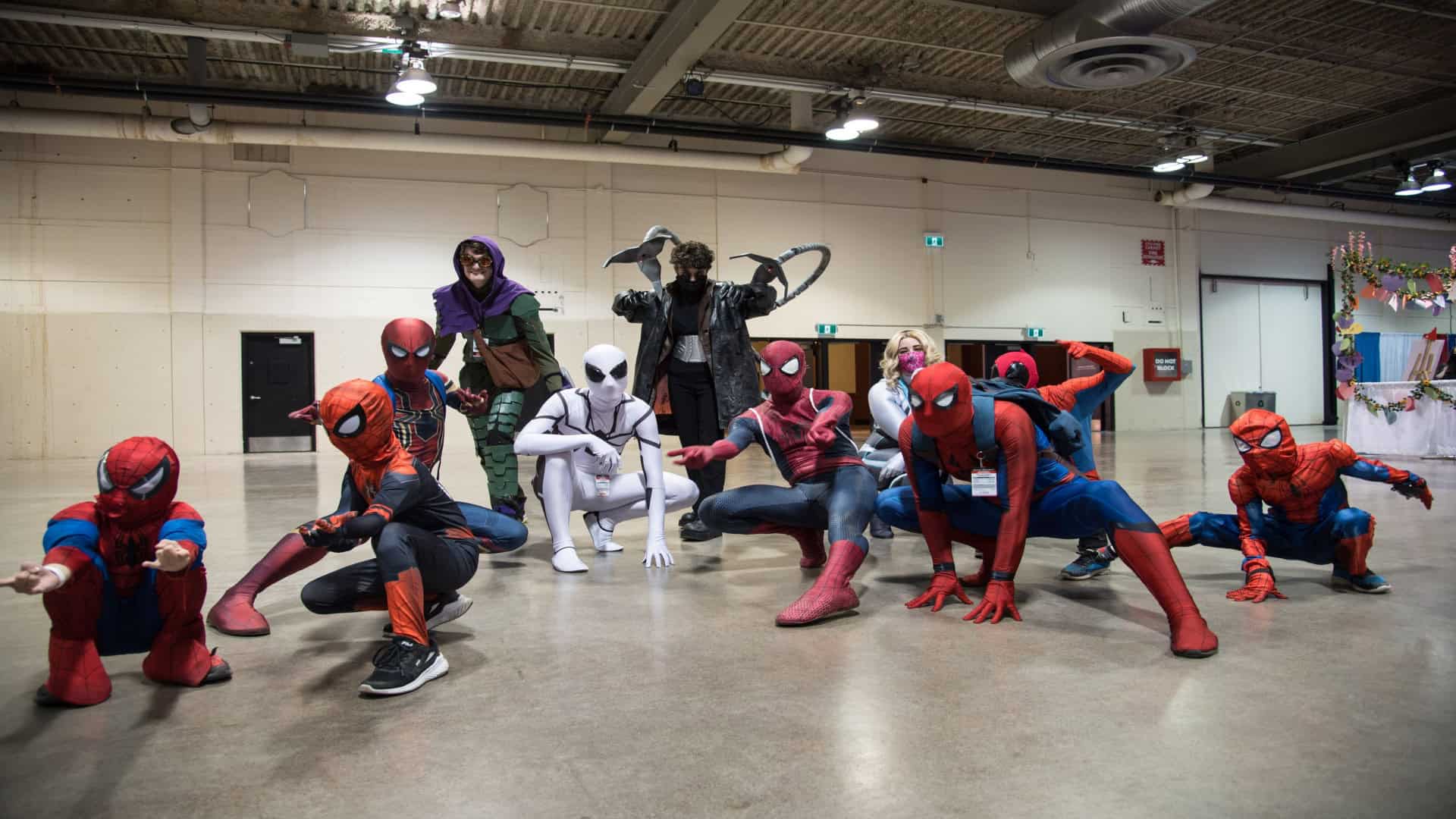Aliados e vilões do Homem-Aranha posam juntos em exposição no Canadá