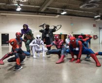 Aliados e vilões do Homem-Aranha posam juntos em exposição no Canadá