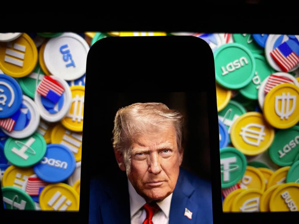 Criptomoeda ligada a Trump lança programa de fidelidade com tokens WLFI 1 stablecoin trump shutterstock 2655847157