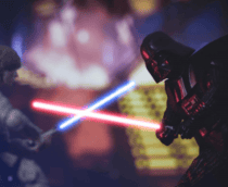 imagem com um boneco de darth vader e outro de luke skywalker