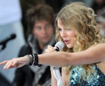 Ação promocional de Taylor Swift para novo álbum gera debate sobre uso de IA nos vídeos