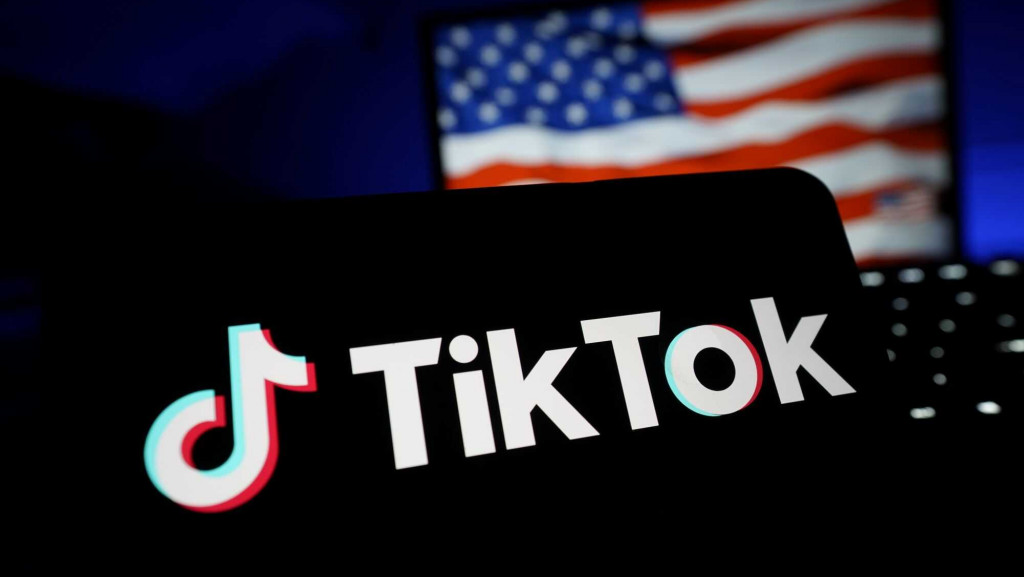 Bandeira dos EUA em contraste com o logo do TikTok