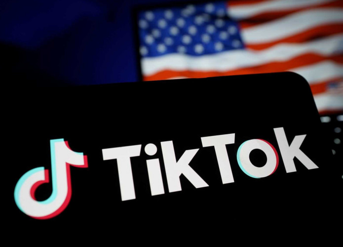 Bandeira dos EUA em contraste com o logo do TikTok