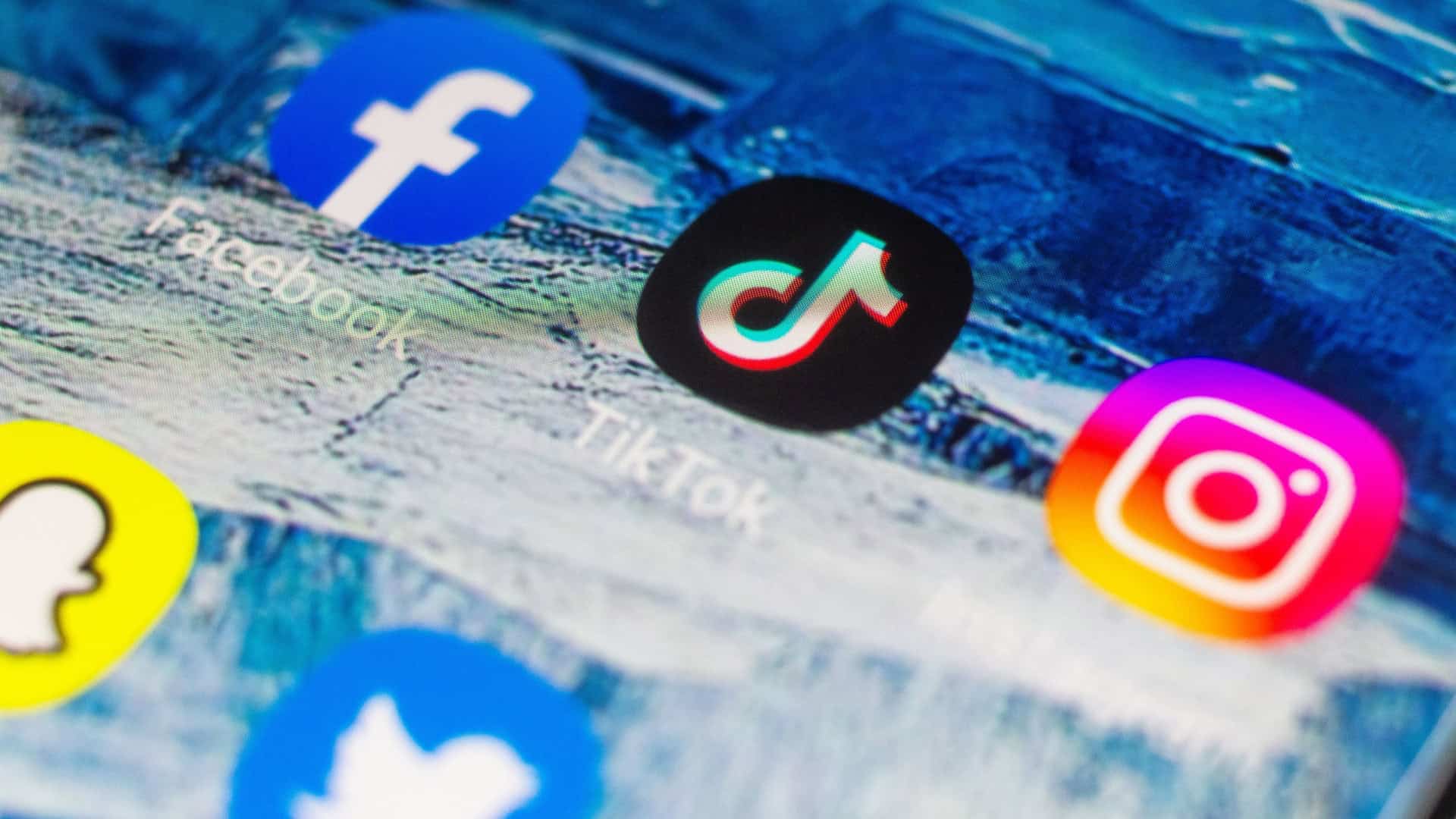 Ícones de apps de Facebook, TikTok e Instagram na tela de um smartphone