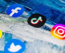 Ícones de apps de Facebook, TikTok e Instagram na tela de um smartphone