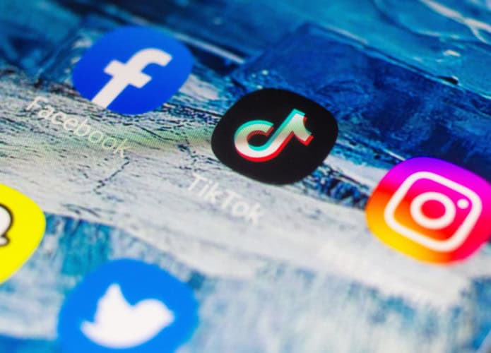 Ícones de apps de Facebook, TikTok e Instagram na tela de um smartphone