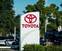 Placa com o logo da Toyota