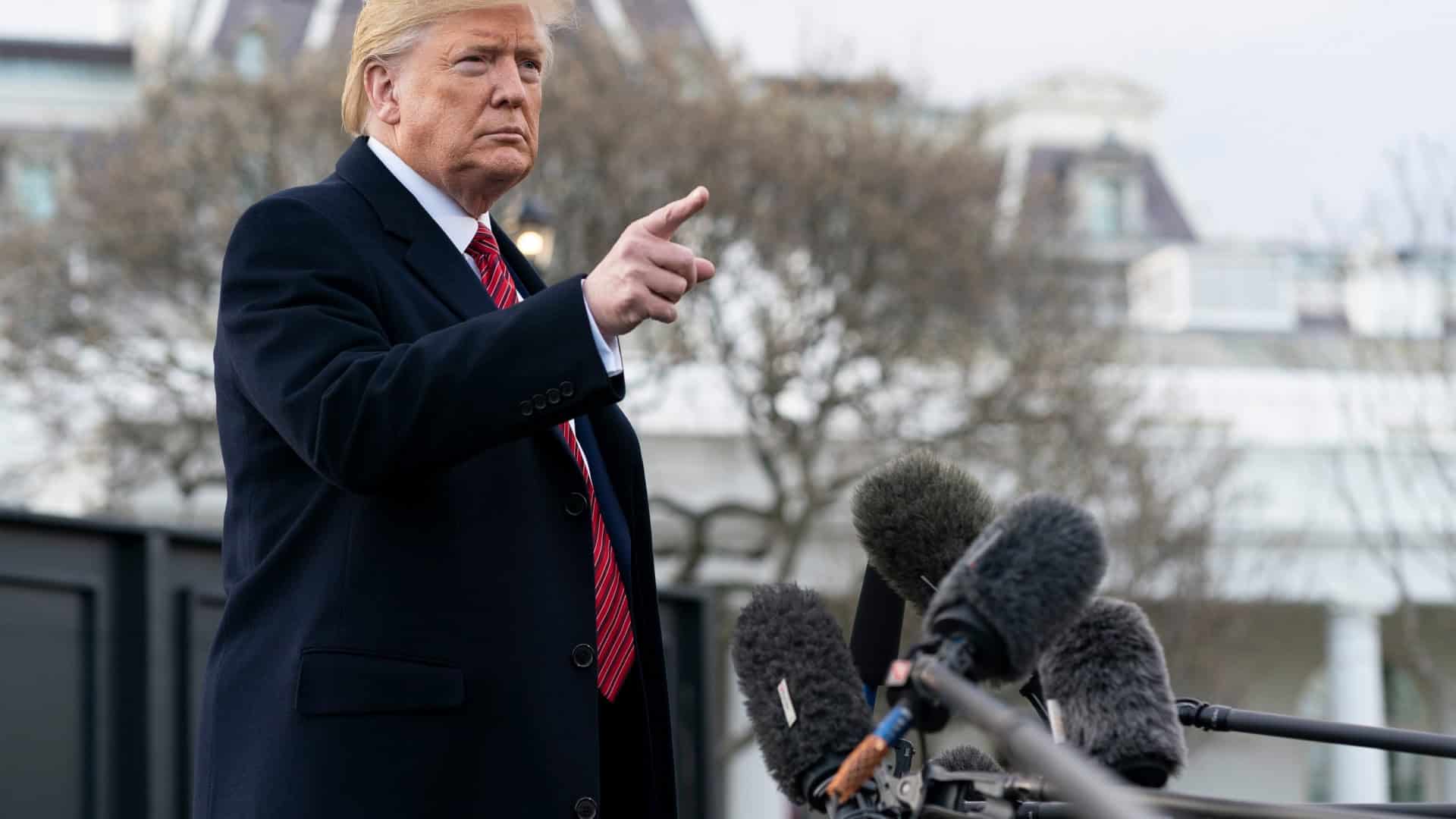 Facebook remove grupo após pedido do governo Trump durante operação migratória
