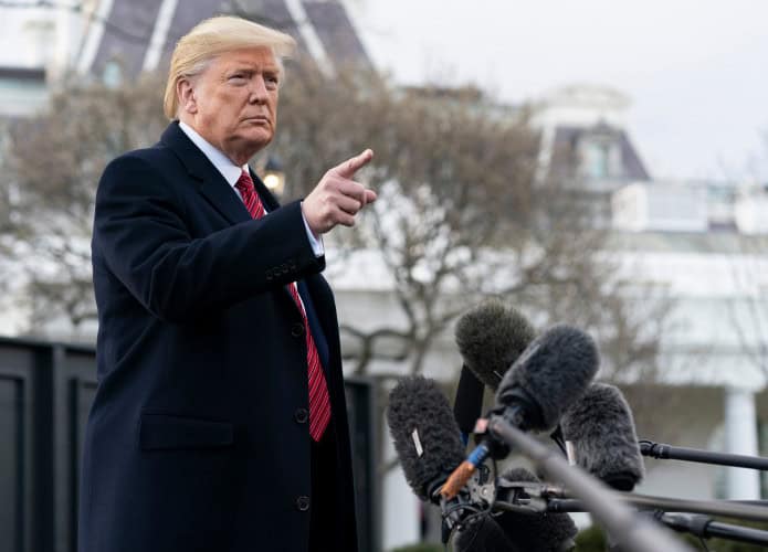 Facebook remove grupo após pedido do governo Trump durante operação migratória