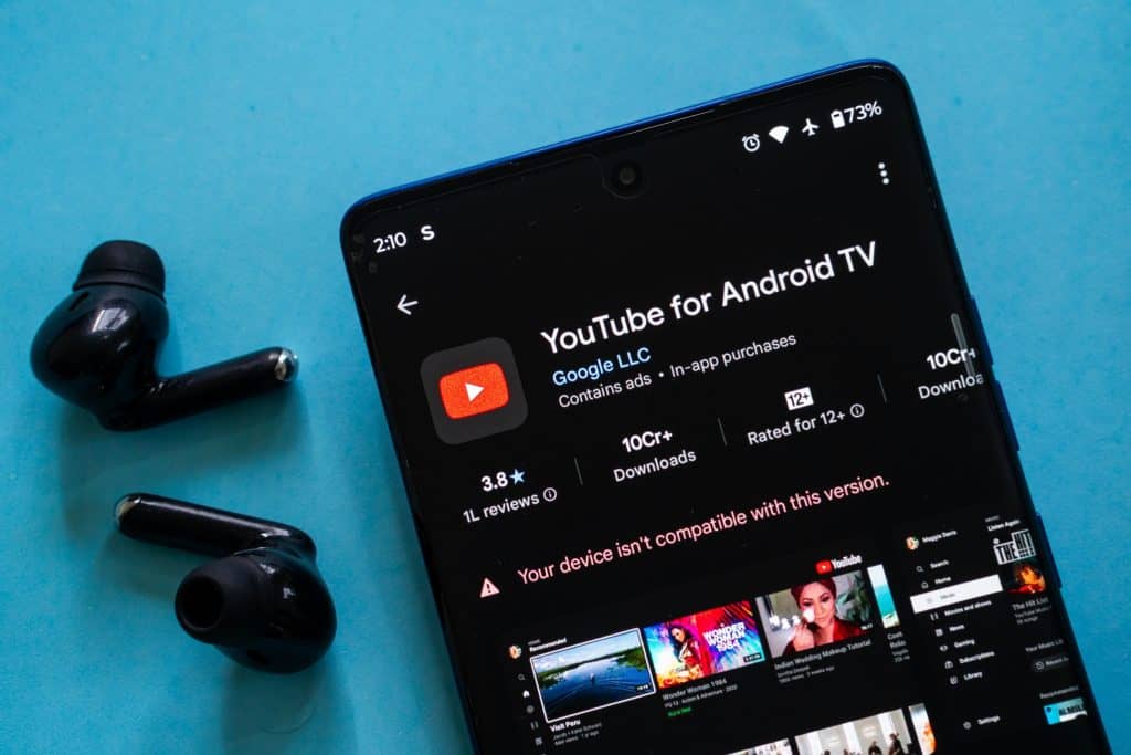 YouTube repagina visual, ganha novos recursos e usuários reagem O YouTube está ganhando, nesta semana, uma série de novos recursos e atualizações visuais. O Google, que controla a plataforma, diz que as mudanças buscam proporcionar uma experiência mais envolvente, mais fácil de navegar e mais divertida de interagir. tv youtube