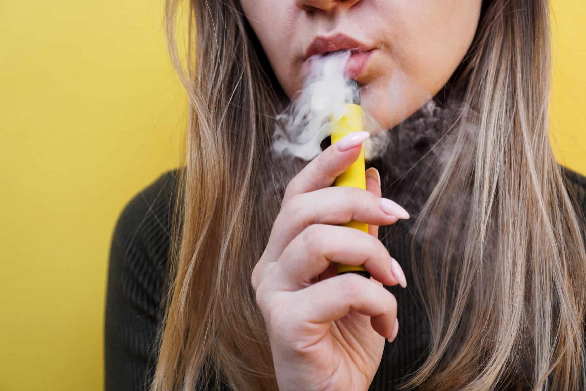 OMS alerta: 15 milhões de jovens de 13 a 15 anos usam cigarros eletrônicos