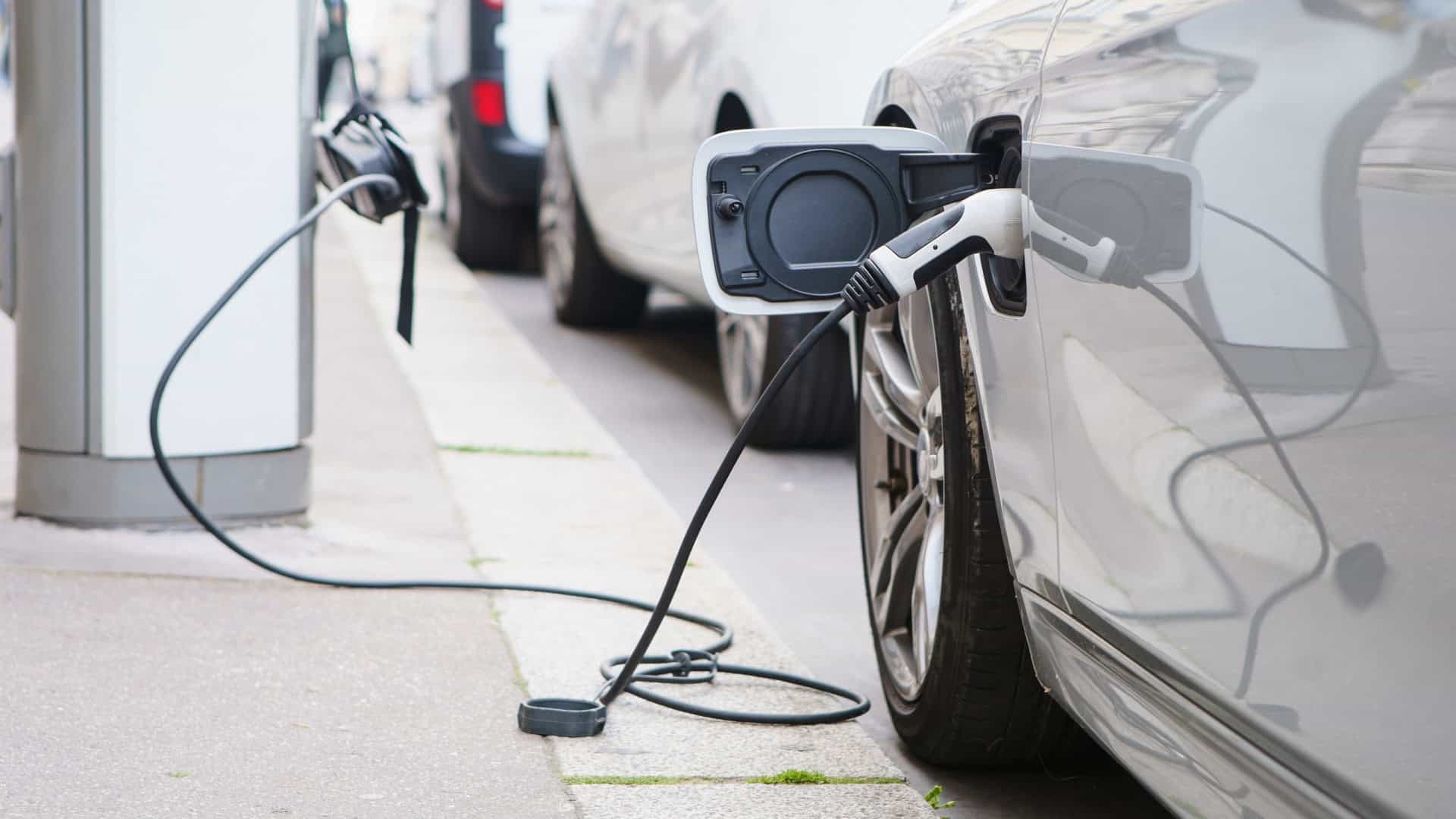 Veículo eletrificado carregando