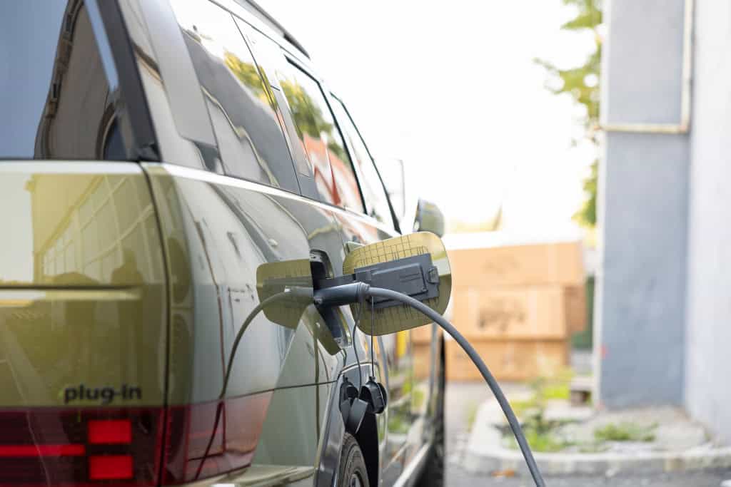 Detalhe de um veículo elétrico sendo carregado