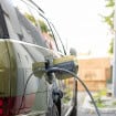Detalhe de um veículo elétrico sendo carregado