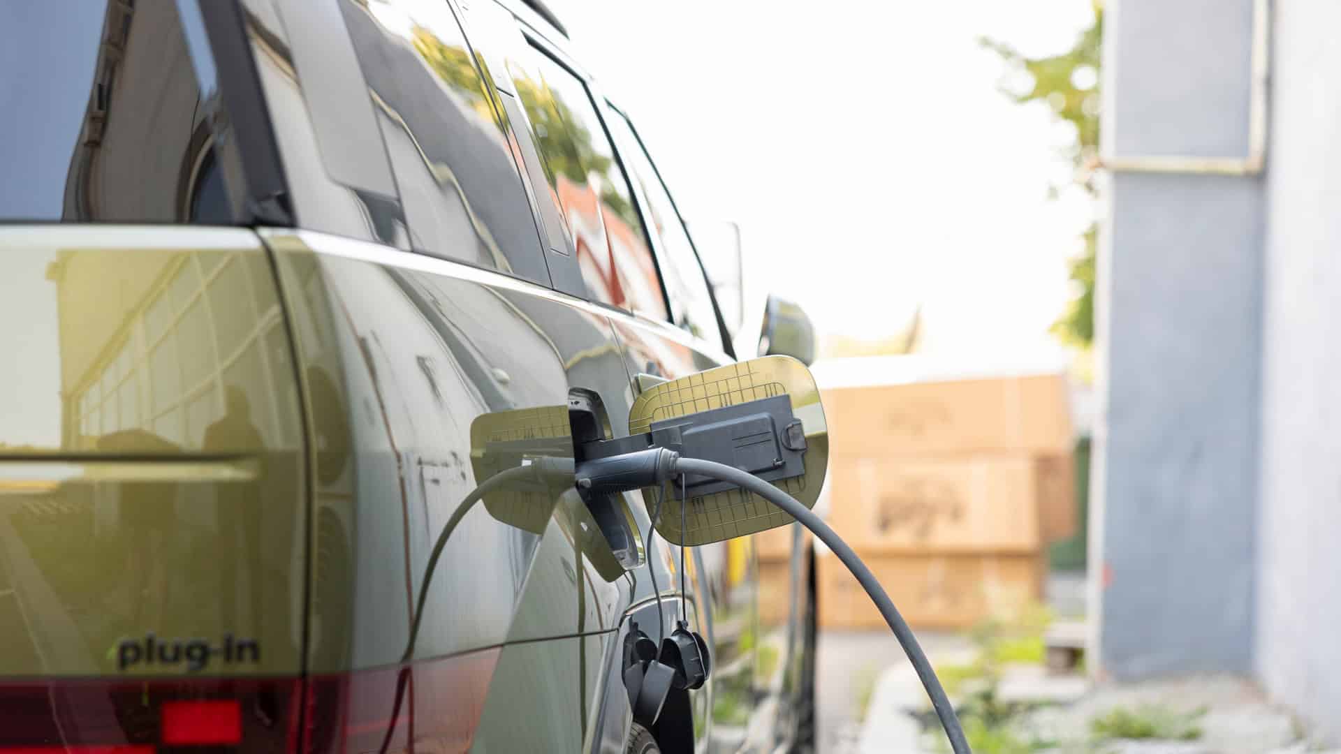 Detalhe de um veículo elétrico sendo carregado