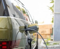 Detalhe de um veículo elétrico sendo carregado